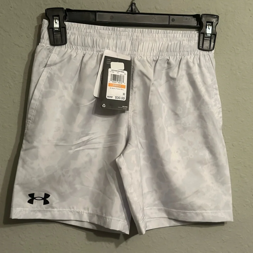 NWT Under Armour Big Boys' Woven Printed Shorts -Grey